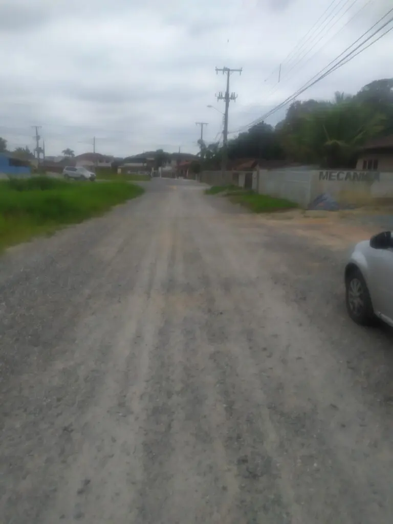 Comunidade pede urgência na limpeza e obra.